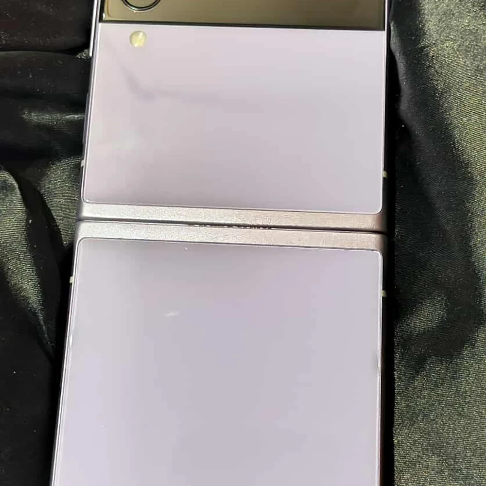 Samsung Galaxy Z Flip 3 - Lavender and Black